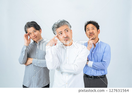 一群陷入困境的中年男子 127631564