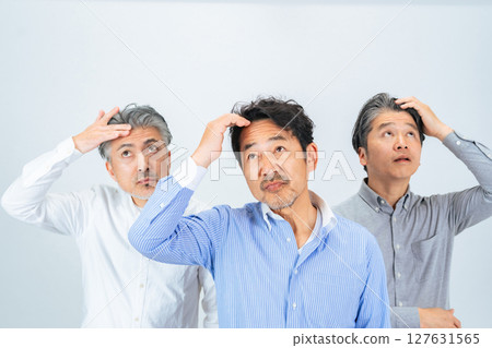 擔心髮際線的中年男性 127631565