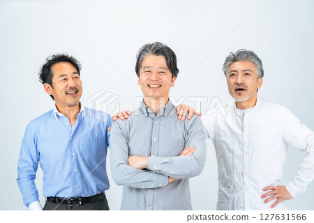 一群帶著微笑的中年男子穿著休閒裝 127631566