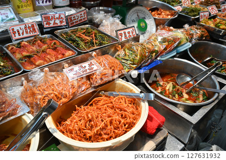 泡菜圖片,這是韓國食品攤位上出售的食物 泡菜圖片,這是韓國食品攤位上出售的食物 127631932