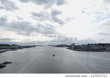 從神奈川縣城島大橋眺望港口與海灣 127633721