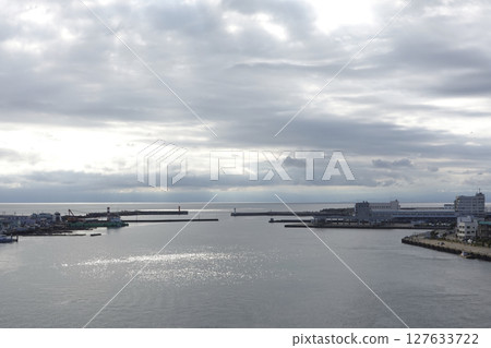 從神奈川縣城島大橋眺望港口與海灣 從神奈川縣城島大橋眺望港口與海灣 127633722