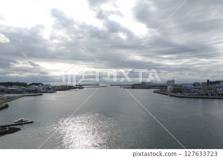 從神奈川縣城島大橋眺望港口與海灣 從神奈川縣城島大橋眺望港口與海灣 127633723