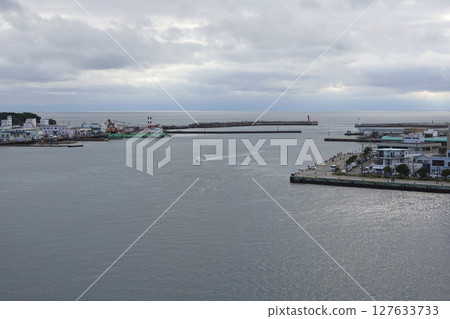 從神奈川縣城島大橋眺望港口與海灣 從神奈川縣城島大橋眺望港口與海灣 127633733