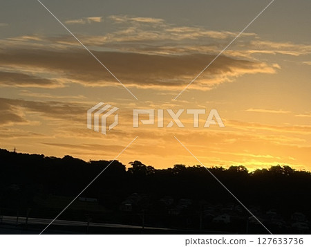 在夕陽下沾染的雲 在夕陽下沾染的雲 127633736