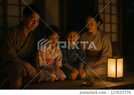 一家人穿著浴衣,圍著蚊香 一家人穿著浴衣,圍著蚊香 127633776