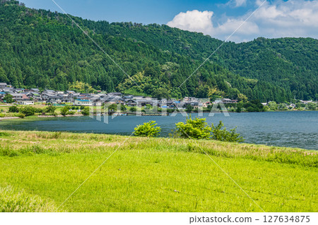 滋賀郡長濱市與吾町與吾湖沿岸的稻田 127634875