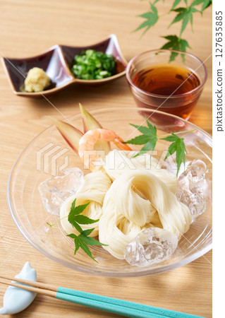 盛在玻璃盤裡的素面 127635885
