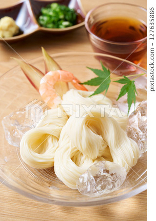 盛在玻璃盤裡的素面 127635886