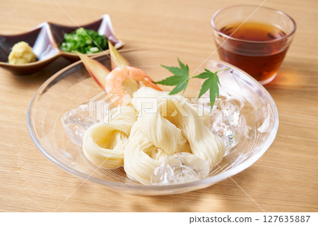 盛在玻璃盤裡的素面 盛在玻璃盤裡的素面 127635887