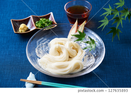 盛在玻璃盤裡的素面 盛在玻璃盤裡的素面 127635893