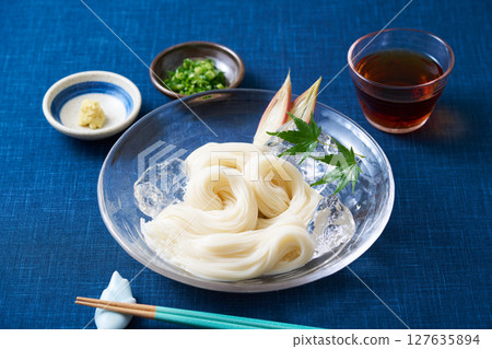 盛在玻璃盤裡的素面 127635894