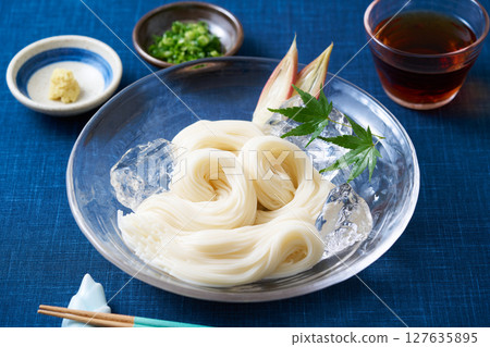 盛在玻璃盤裡的素面 127635895
