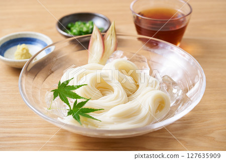 Somen noodles served on a glass plate 127635909