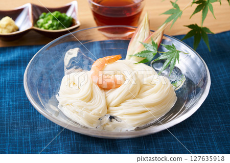 盛在玻璃盤裡的素面 127635918