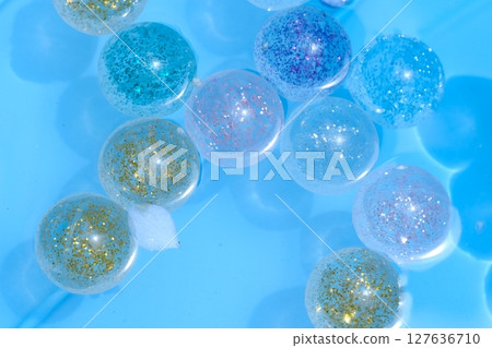 超級球漂浮在水面上的清爽圖像 超級球漂浮在水面上的清爽圖像 127636710