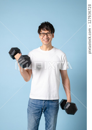 用啞鈴訓練肌肉的男人 用啞鈴訓練肌肉的男人 127636728