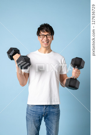 用啞鈴訓練肌肉的男人 用啞鈴訓練肌肉的男人 127636729