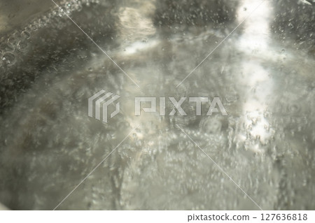 鍋裡的水沸騰了（庫存照片） 127636818