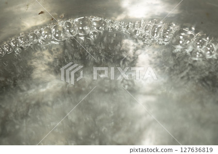 鍋裡的水沸騰了(庫存照片) 鍋裡的水沸騰了(庫存照片) 127636819