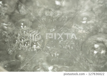 鍋裡的水沸騰了（庫存照片） 127636822