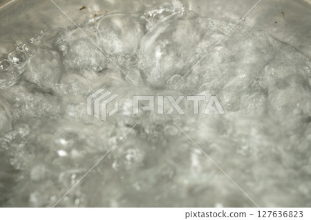 鍋裡的水沸騰了（庫存照片） 127636823