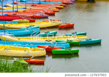 碼頭邊的多彩皮划艇 127637903