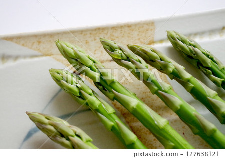 Green asparagus on Japanese tableware Vegetables Asparagus 127638121