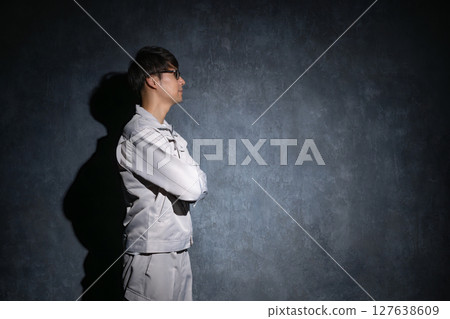 一名身穿工作服、雙臂交叉的男子 一名身穿工作服、雙臂交叉的男子 127638609
