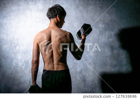 一名男子用啞鈴鍛鍊的後視圖 127638696