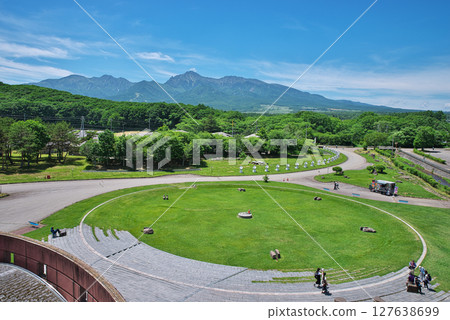 A parabolic antenna in space installed at the Nagano Radio Observatory in the foothills of Nagano Prefecture. 127638699