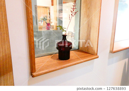 街角窗外景色 天然實木建造的木造建築 127638893