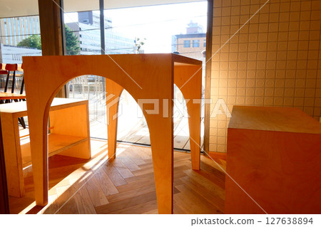 有椅子的風景，有燈光的空間設計，木質建築地板，天然實木 127638894