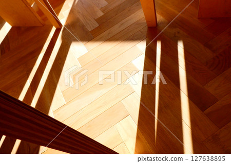 木質建築中的地板採用天然實木 127638895