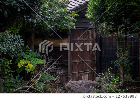 Old building. Image of a dilapidated building. 127638998