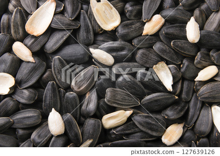 Sunflower seeds and kernels with skin background. Top view 127639126