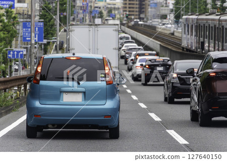 私家車在大馬路行駛 127640150