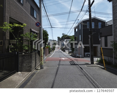 A quiet residential area on a hill in Sanno, Ota Ward, Tokyo 127640507