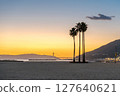 日落時的棕櫚樹和海濱風光 127640621