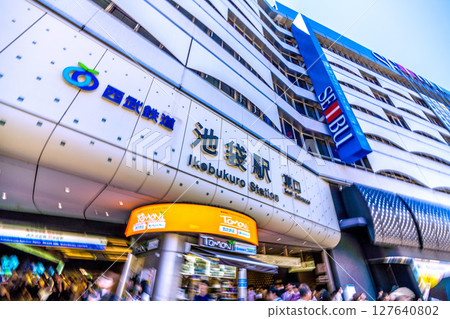 日本東京城市景觀，俯瞰池袋站東口 127640802