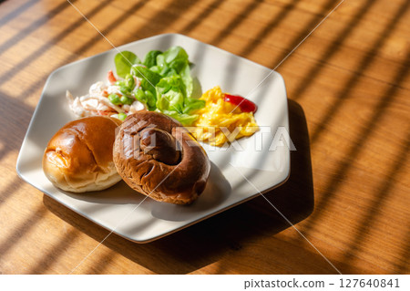 西式早餐盤,清晨的陽光灑進來 西式早餐盤,清晨的陽光灑進來 127640841