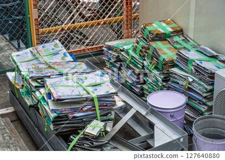 How to dispose of construction site waste in 18L cans How to dispose of construction site waste in 18L cans 127640880