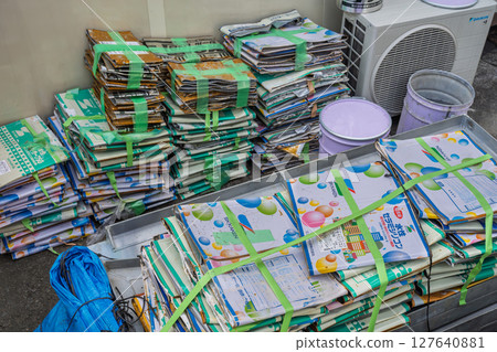 How to dispose of construction site waste in 18L cans How to dispose of construction site waste in 18L cans 127640881