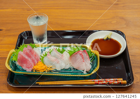 A set of cold sake and sashimi for a solo drink A set of cold sake and sashimi for a solo drink 127641245