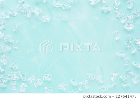 淡藍色大理石背景上的冰框 127641473