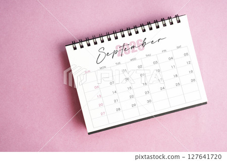 Top view of September 2026 desk calendar on pink pastel background. 127641720