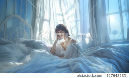 放鬆在屋子裡的婦女 127642285