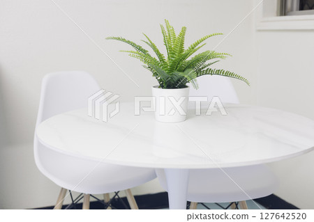 白色桌椅，附盆栽 127642520