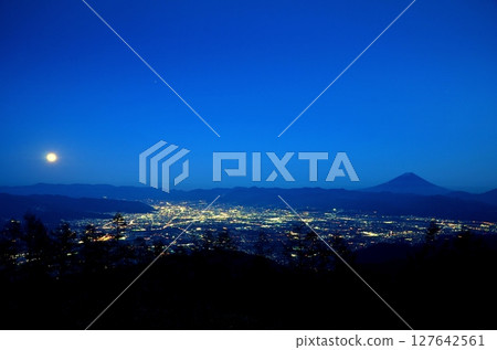 從甘利山(韭崎市)欣賞甲府盆地的夜景和月出 從甘利山(韭崎市)欣賞甲府盆地的夜景和月出 127642561