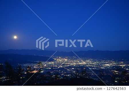 從甘利山(韭崎市)欣賞甲府盆地的夜景和月出 從甘利山(韭崎市)欣賞甲府盆地的夜景和月出 127642563
